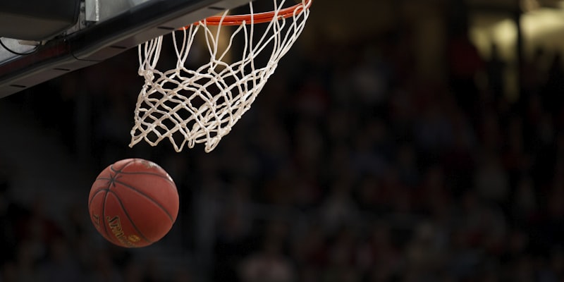NBA总决赛丹佛掘金队与迈阿密热火队激烈比赛瞬间